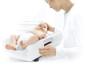 1289903958757 nurse weighing baby rgb600b 300x227 - SECA 757 Elektroniczna waga niemowlęca z interfejsem RS232