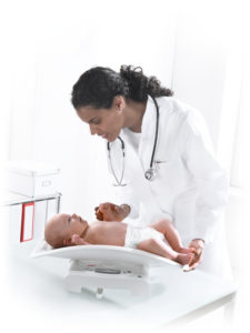 1289908384384 doctor weighing baby 1 225x300 - SECA 384 Elektroniczna waga niemowlęca ze zdejmowaną szalką