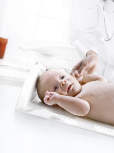 1289930343417 doctor baby head on positioner rgb 225x300 - SECA 417 Mobilna podkładka pomiarowa dla niemowląt