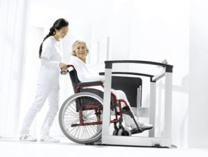 1289990597d seca 685 684 patient in wheelchair rgb600b 300x227 - SECA 685 Elektroniczna waga wielofunkcyjna